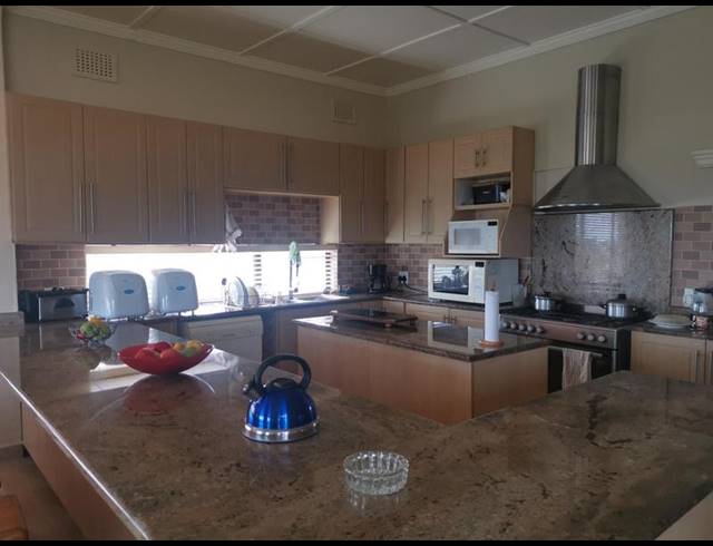 6 BEDROOM HOUSE FOR SALE IN UVONGO